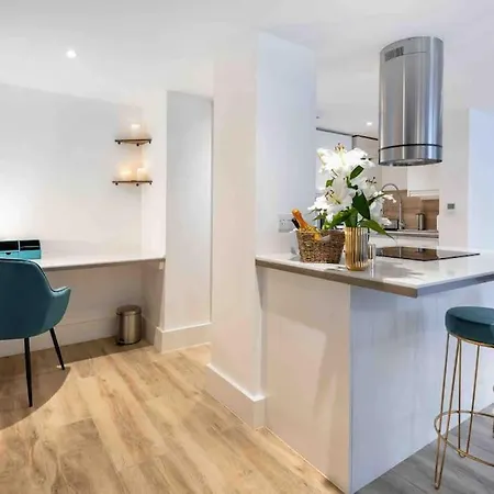 Luxury 2 Bedroom With Private Terrace & Parking - Wanstead, Escape In * London