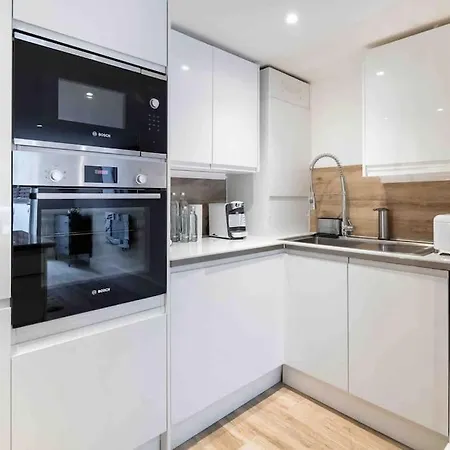 Luxury 2 Bedroom With Private Terrace & Parking - Wanstead, Escape In