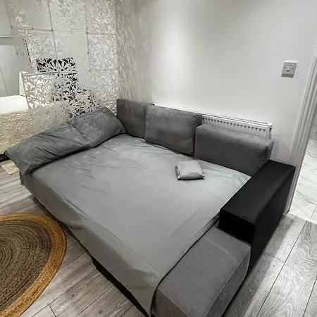 Apartment Charming Bedroom Flat London