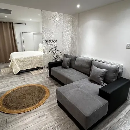 Charming Bedroom Flat * London
