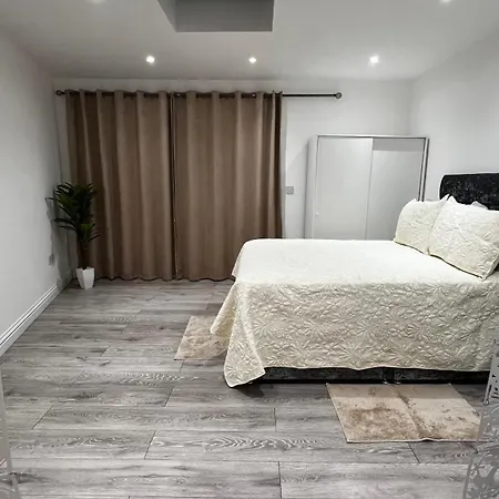 Apartment Charming Bedroom Flat