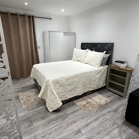 Charming Bedroom Flat