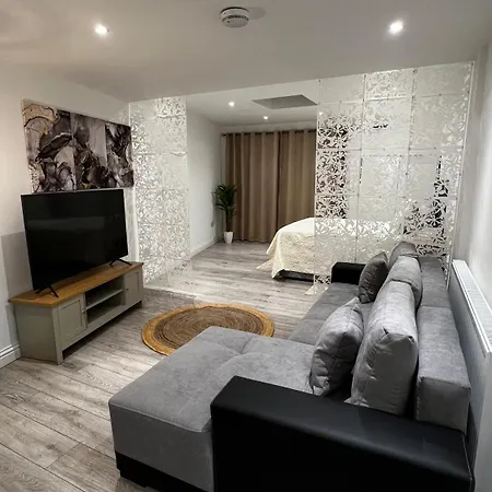 Charming Bedroom Flat Apartment *