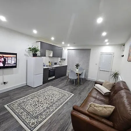 Private One Bedroom Flat In Barnet, London *