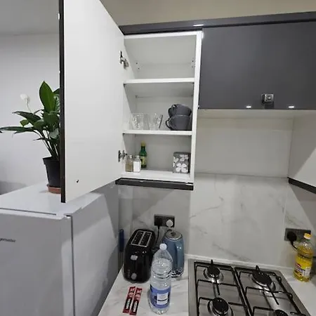 Private One Bedroom Flat In Barnet, London Apartment *