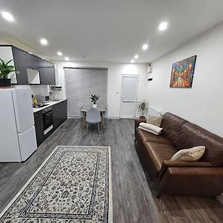 Private One Bedroom Flat In Barnet, London *