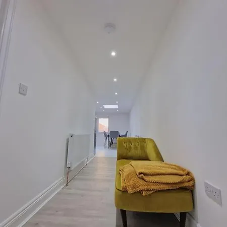 Apartment Modern Flat On Lea Bridge Road.