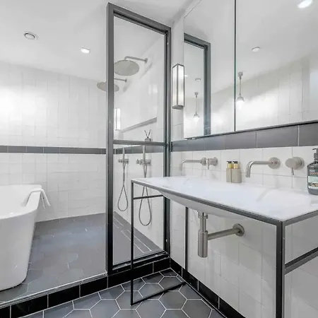 Newly Redecorated Soho Flat * Londres