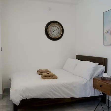 Luxury House Sleeps 13, 2 Minutes To Metro * London