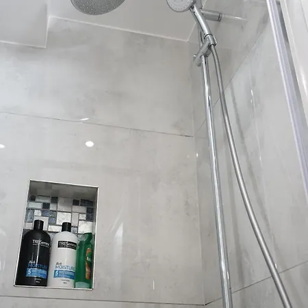 Luxury House Sleeps 13, 2 Minutes To Metro Holiday home London