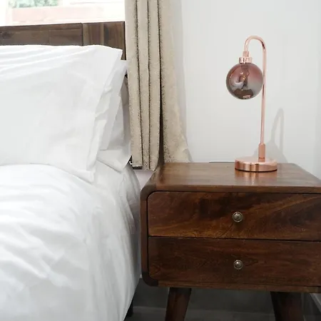 Luxury House Sleeps 13, 2 Minutes To Metro London