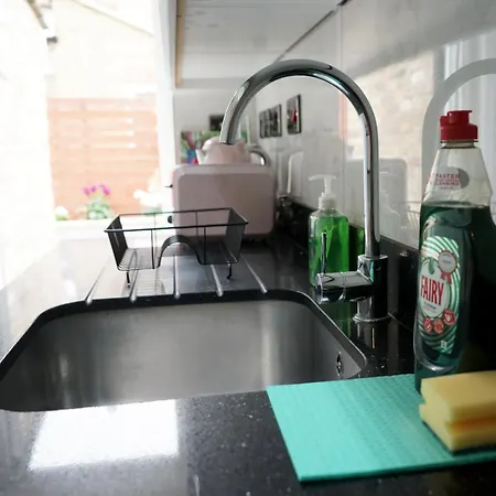 Luxury House Sleeps 13, 2 Minutes To Metro London