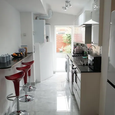 Luxury House Sleeps 13, 2 Minutes To Metro Holiday home
