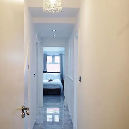 Holiday home Luxury House Sleeps 13, 2 Minutes To Metro *