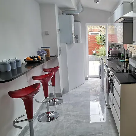Luxury House Sleeps 13, 2 Minutes To Metro Сasa de vacaciones