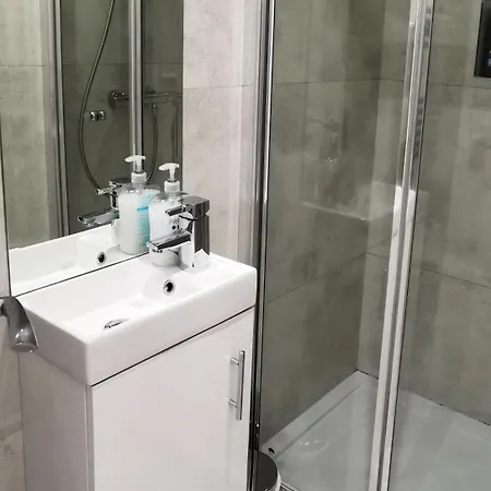Holiday home Luxury House Sleeps 13, 2 Minutes To Metro *