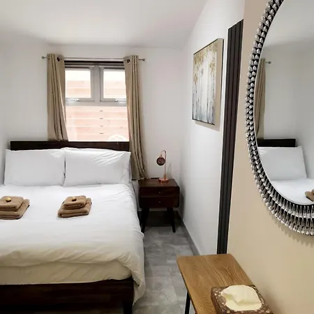 Holiday home Luxury House Sleeps 13, 2 Minutes To Metro