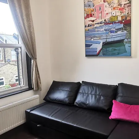 Holiday home Luxury House Sleeps 13, 2 Minutes To Metro *