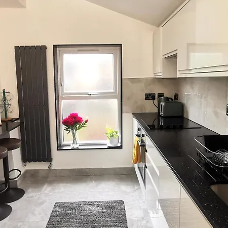Holiday home Luxury House Sleeps 13, 2 Minutes To Metro London