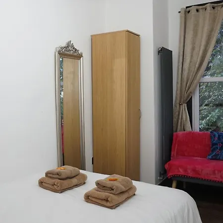 Holiday home Luxury House Sleeps 13, 2 Minutes To Metro