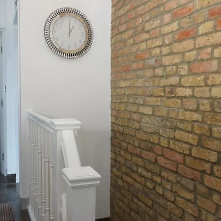 Luxury House Sleeps 13, 2 Minutes To Metro Holiday home