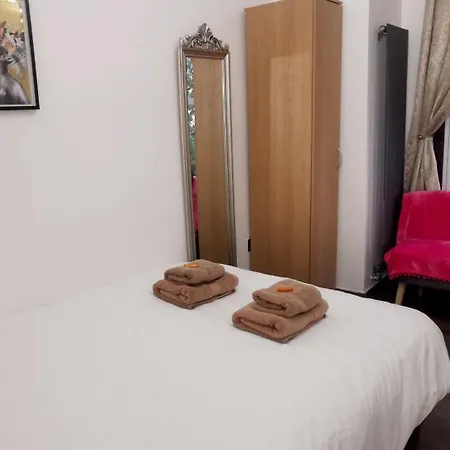 Holiday home Luxury House Sleeps 13, 2 Minutes To Metro *