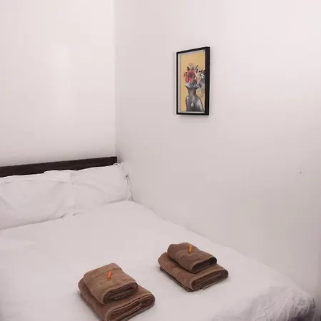 Luxury House Sleeps 13, 2 Minutes To Metro Holiday home *