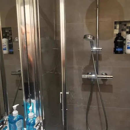 Luxury House Sleeps 13, 2 Minutes To Metro Holiday home London