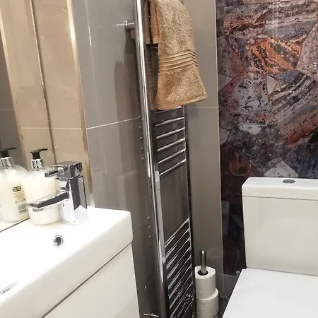 Luxury House Sleeps 13, 2 Minutes To Metro * London