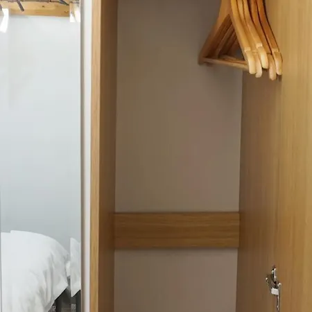 Holiday home Luxury House Sleeps 13, 2 Minutes To Metro London