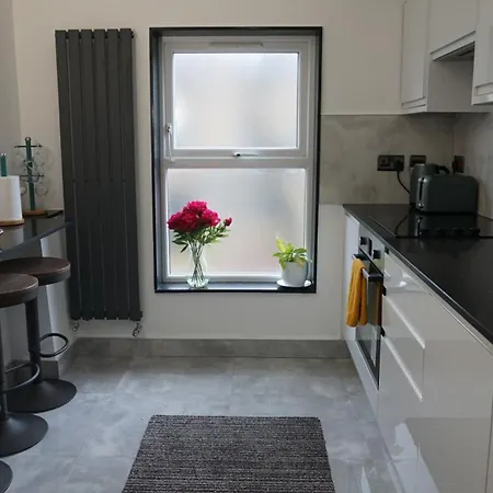 Luxury House Sleeps 13, 2 Minutes To Metro *