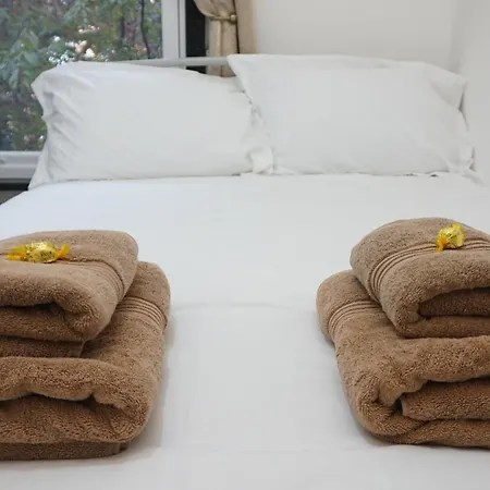Luxury House Sleeps 13, 2 Minutes To Metro Holiday home *