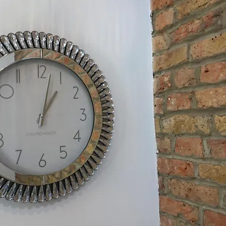 Holiday home Luxury House Sleeps 13, 2 Minutes To Metro *