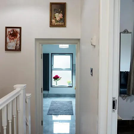 Luxury House Sleeps 13, 2 Minutes To Metro Holiday home *