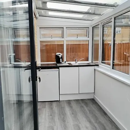 Cosy Near E1 Holiday home *