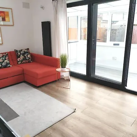 Cosy Near E1 Holiday home London