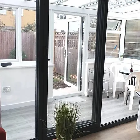 Cosy Near E1 Holiday home