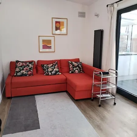 Cosy Near E1 Holiday home *