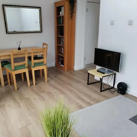 Cosy Near E1 Holiday home London