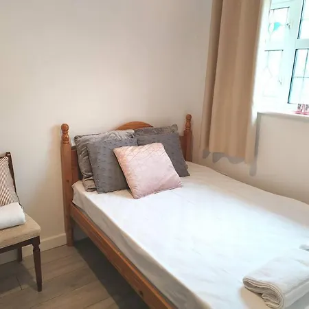 Cosy Near E1 Holiday home