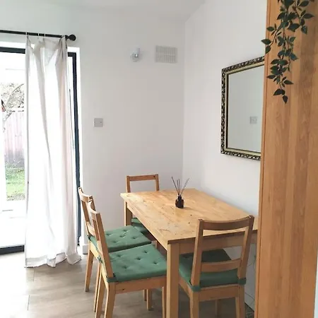 Cosy Near E1