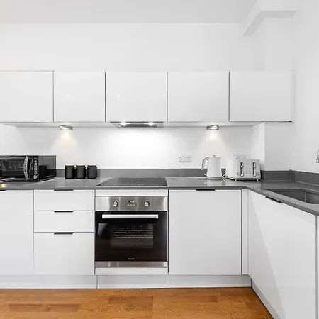 Modern One Bedroom Flat - Near Heathrow, Windsor Castle, Thorpe Park - Staines Tw18 *