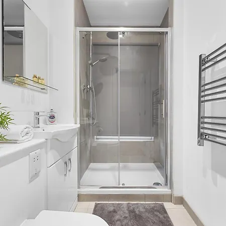 Modern One Bedroom Flat - Near Heathrow, Windsor Castle, Thorpe Park - Staines Tw18