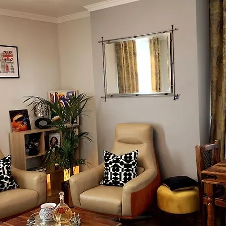 Stylish And Cosy 3 Bedroom London