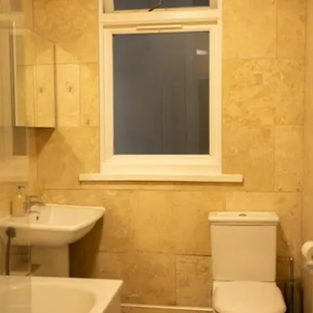 Manor Court Apartment *