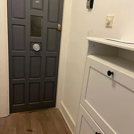 Manor Court Apartment *