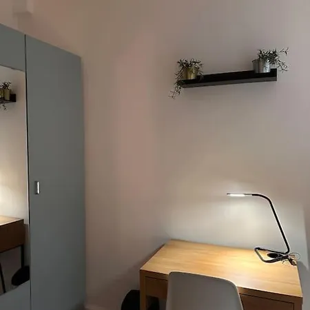 Manor Court Apartment *