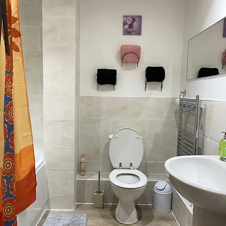 Charming Spacious 1-bed In Apartment Dagenham