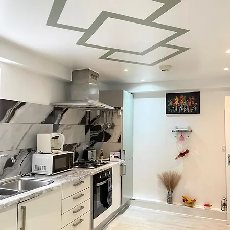 Charming Spacious 1-bed In Apartment Dagenham