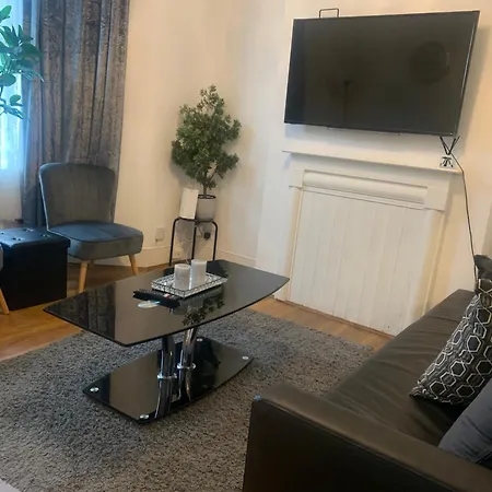 L A Place Croydon, London Holiday home *